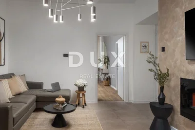 Oturma odası; modern stil, doğal ışık, ahşap zemin