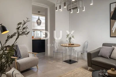 Oturma odası; modern stil, fayans zemin, doğal ışık