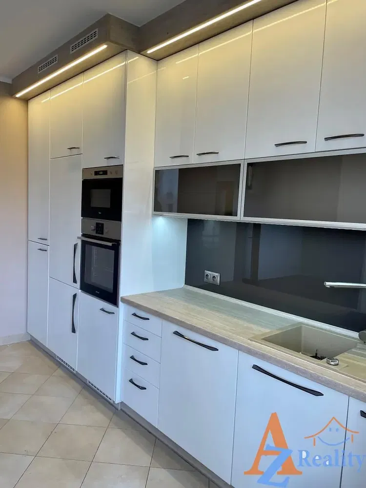 Keuken; keukenapparatuur, tegelvloer, gerenoveerd, natuurlijk licht, moderne stijl