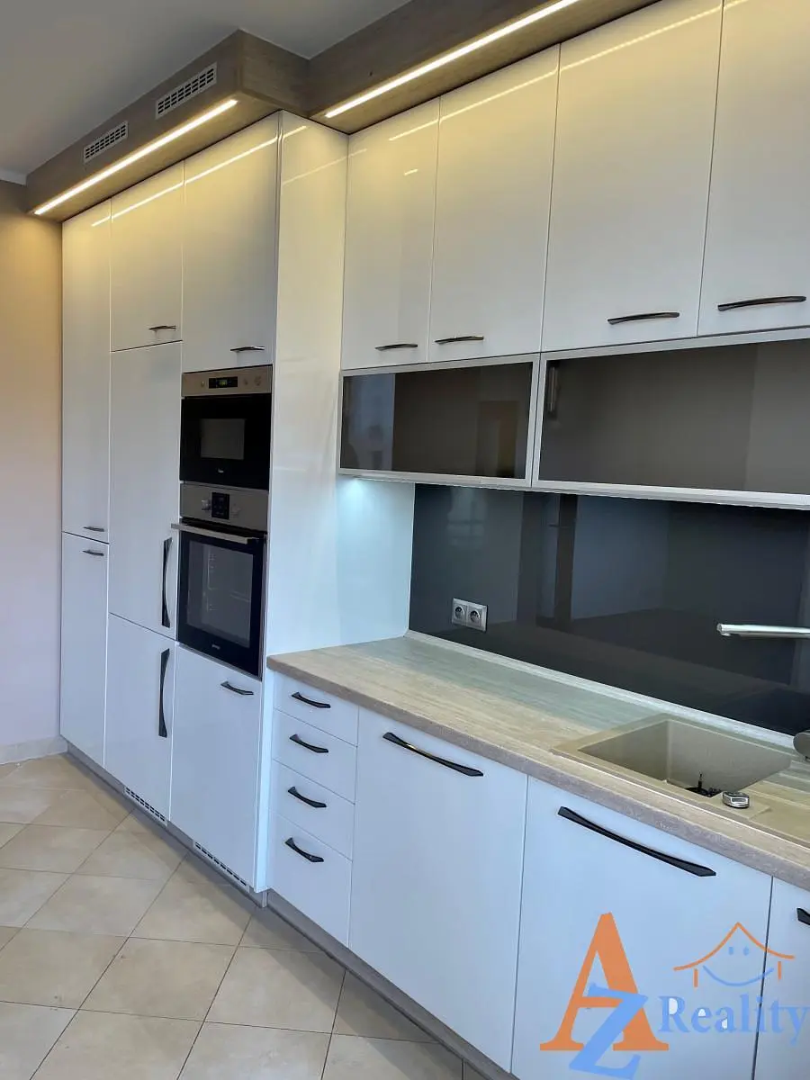 Keuken; keukenapparatuur, tegelvloer, gerenoveerd, natuurlijk licht, moderne stijl