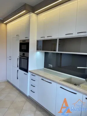 Keuken; keukenapparatuur, tegelvloer, gerenoveerd, natuurlijk licht, moderne stijl