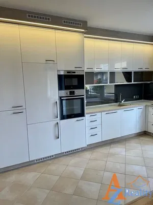 Keuken; keukenapparatuur, tegelvloer, gerenoveerd
