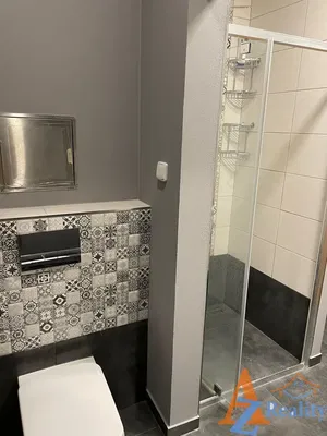 Badkamer; tegelvloer, gerenoveerd, natuurlijk licht