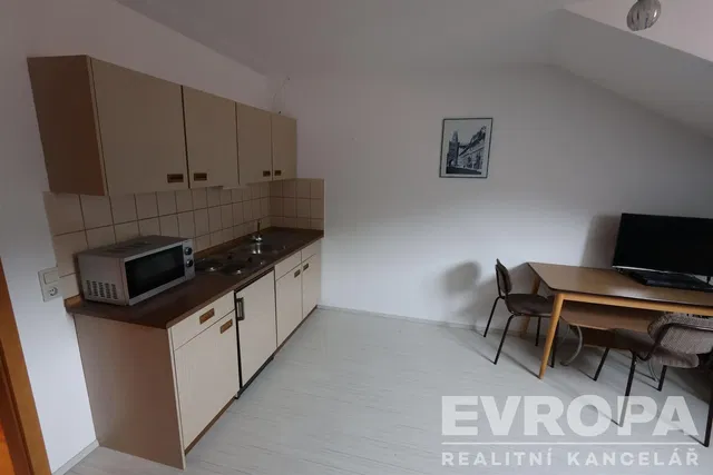 Cocina; electrodomésticos, suelo de baldosas