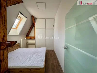 Chambre; poutres en bois, parquet, lumière naturelle