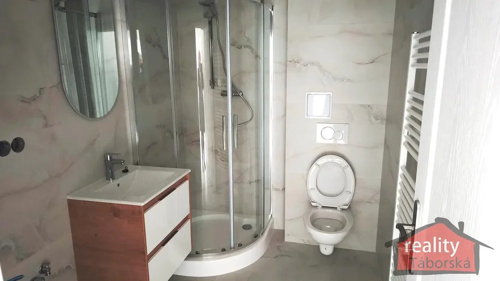 Badezimmer; fliesenboden, renoviert, tageslicht, moderner stil