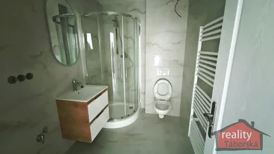 Badezimmer; renoviert, fliesenboden, tageslicht, moderner stil