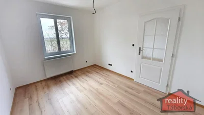 Schlafzimmer; blick, holzboden, tageslicht, renoviert
