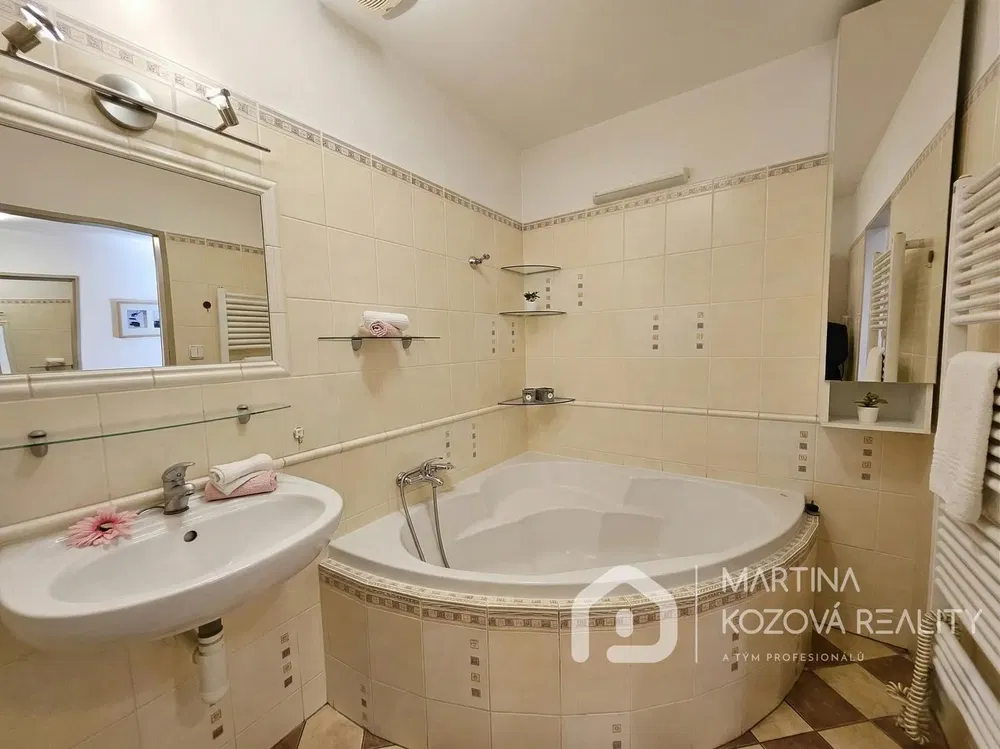 Badezimmer; fliesenboden, tageslicht, renoviert