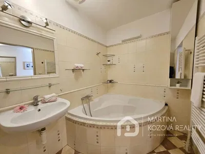 Badezimmer; fliesenboden, tageslicht, renoviert