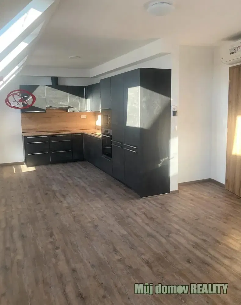 Küche; küchengeräte, holzboden, tageslicht, renoviert