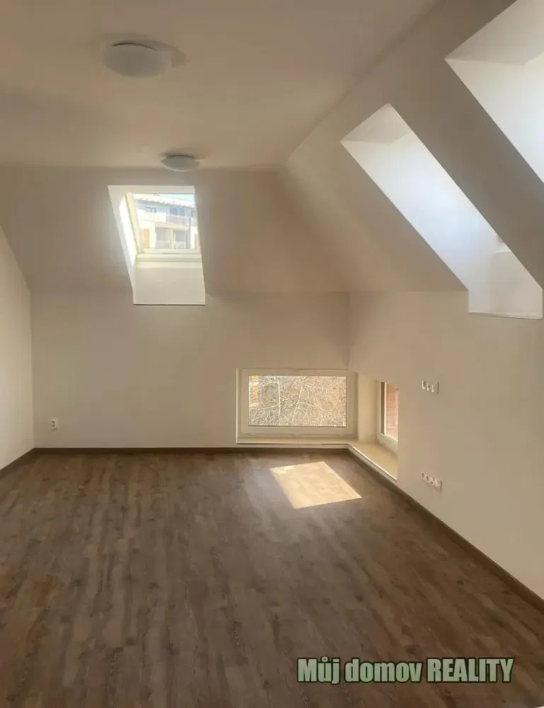 Kinderzimmer; tageslicht, holzboden