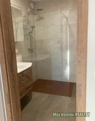 Badezimmer; fliesenboden, renoviert, tageslicht, moderner stil