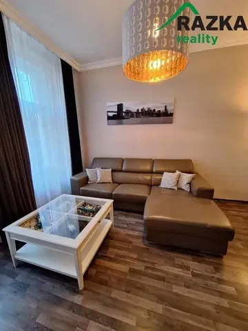 Woonkamer; houten vloer, natuurlijk licht, moderne stijl