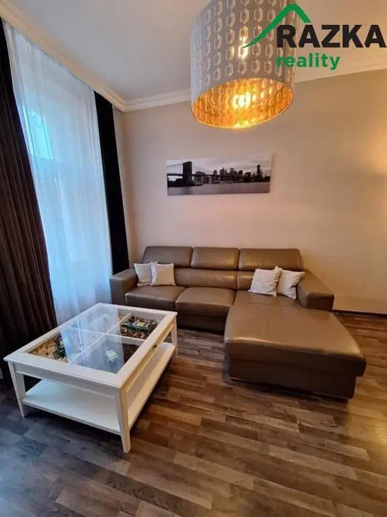 Oturma odası; ahşap zemin, doğal ışık, modern stil