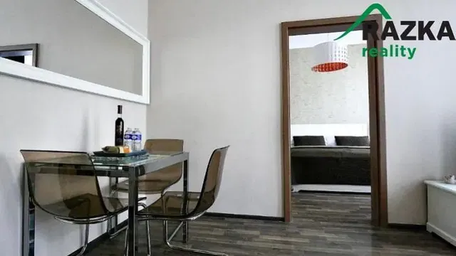 Keuken; tegelvloer, moderne stijl
