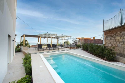 Terasa; výhled, dlažba, přirozené světlo