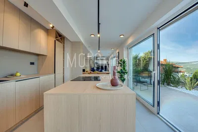 Kuchyně; kuchyňské spotřebiče, výhled, přirozené světlo, moderní styl, po rekonstrukci