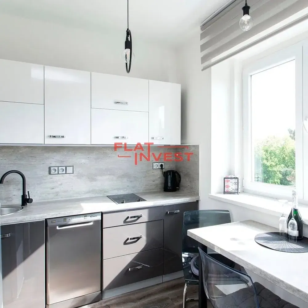 Cucina; elettrodomestici, luce naturale, stile moderno