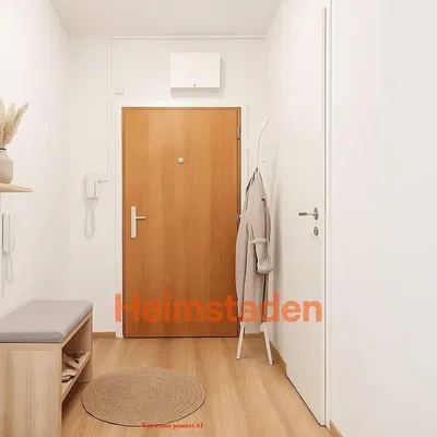 Garderoba; drveni pod, prirodna svjetlost, moderan stil