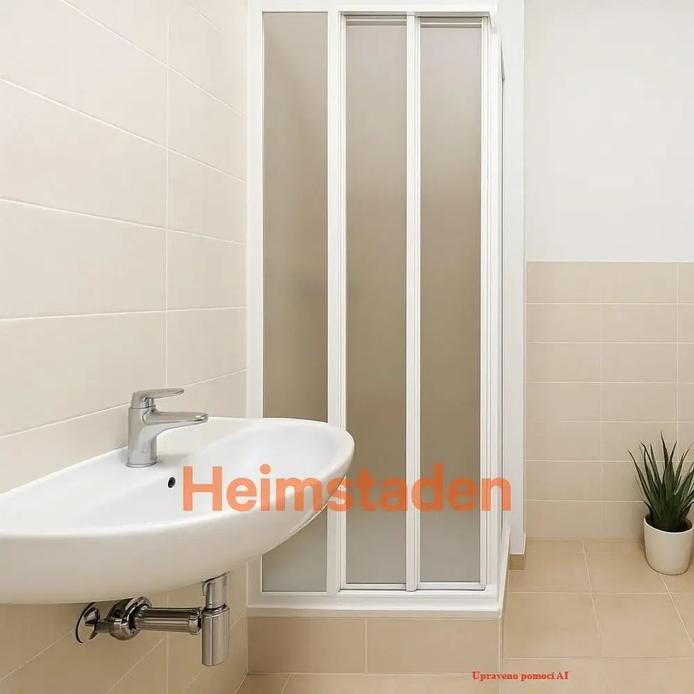 Banyo; fayans zemin, doğal ışık