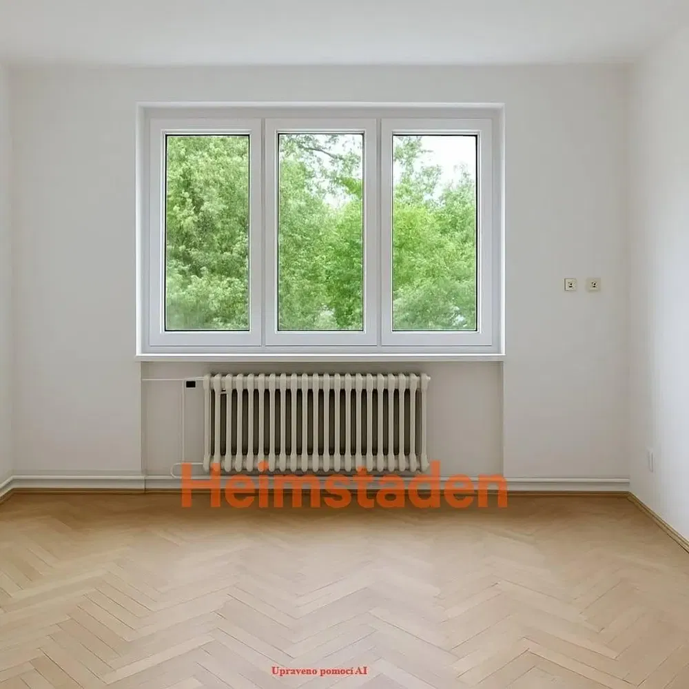 Obývací pokoj; výhled, dřevěná podlaha, přirozené světlo
