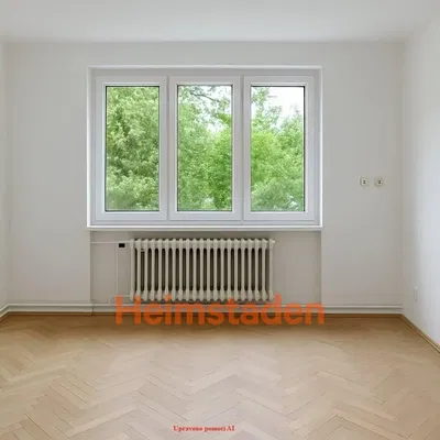 Obývací pokoj; výhled, dřevěná podlaha, přirozené světlo