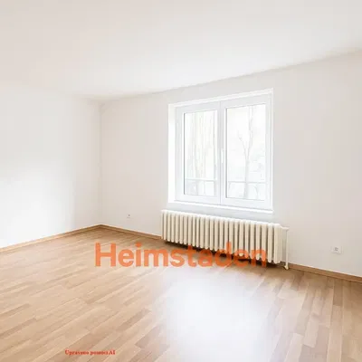 Dnevni boravak; drveni pod, prirodna svjetlost