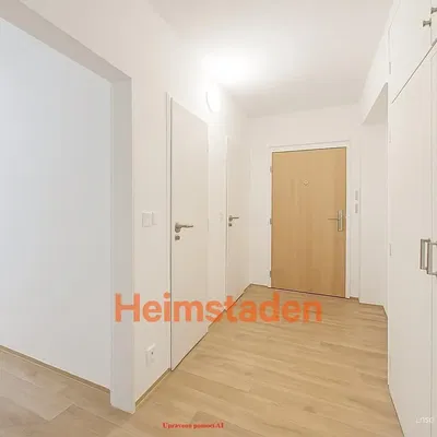 Vestiaire; parquet, lumière naturelle