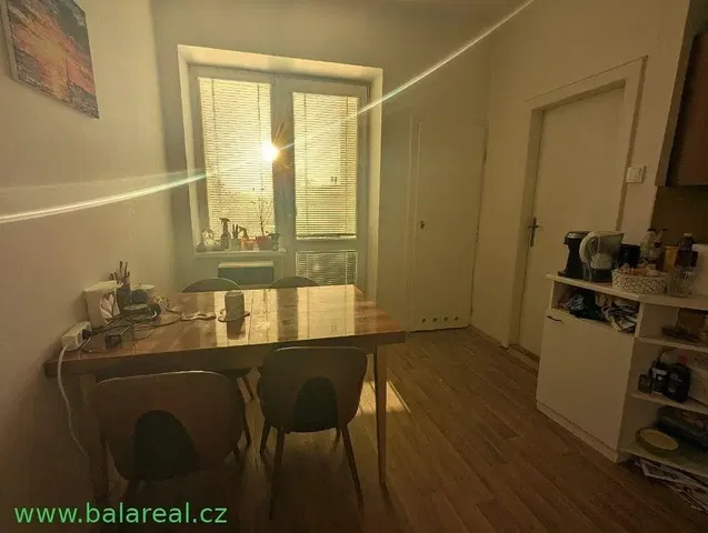 Cucina; pavimento in legno, luce naturale