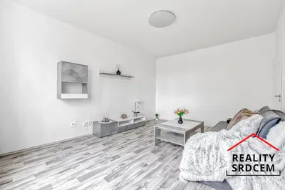Oturma odası; fayans zemin, modern stil, doğal ışık, tadilatlı