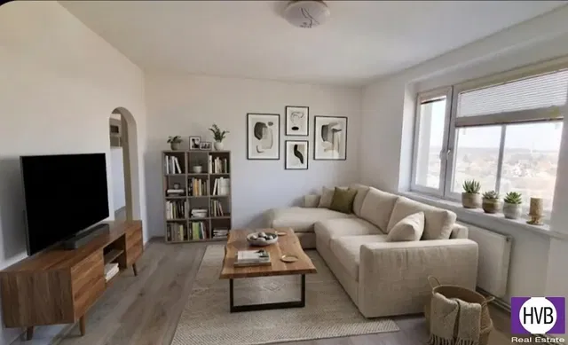 Wohnzimmer; tageslicht, moderner stil, holzboden