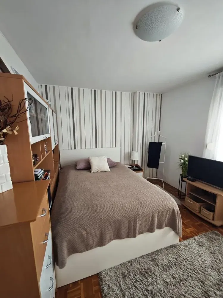 Spavaća soba; prirodna svjetlost, moderan stil