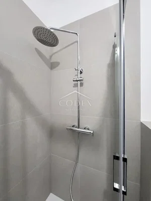 Koupelna; dlažba, po rekonstrukci, přirozené světlo, moderní styl