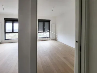 Obývací pokoj; výhled, dřevěná podlaha, přirozené světlo, po rekonstrukci