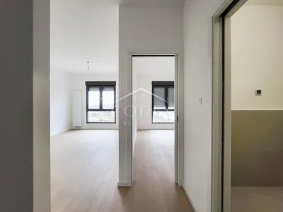 Obývací pokoj; přirozené světlo, dřevěná podlaha, po rekonstrukci