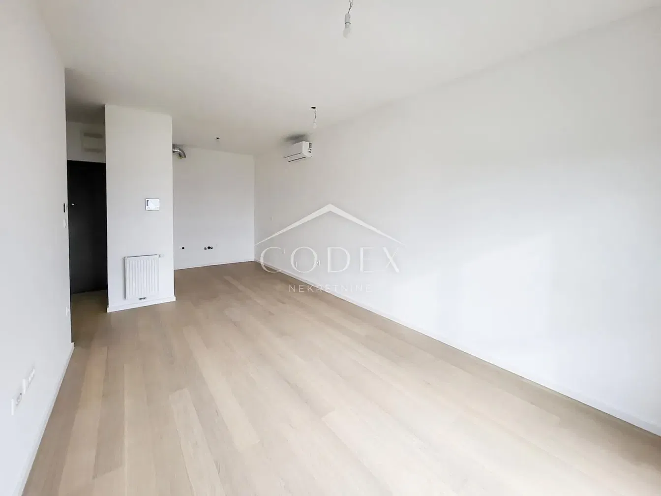 Obývací pokoj; dřevěná podlaha, po rekonstrukci, přirozené světlo