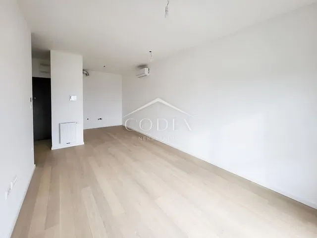 Salon; podłoga drewniana, wyremontowany, światło dzienne