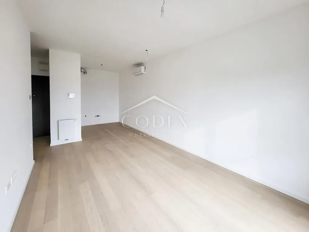 Obývací pokoj; dřevěná podlaha, po rekonstrukci, přirozené světlo