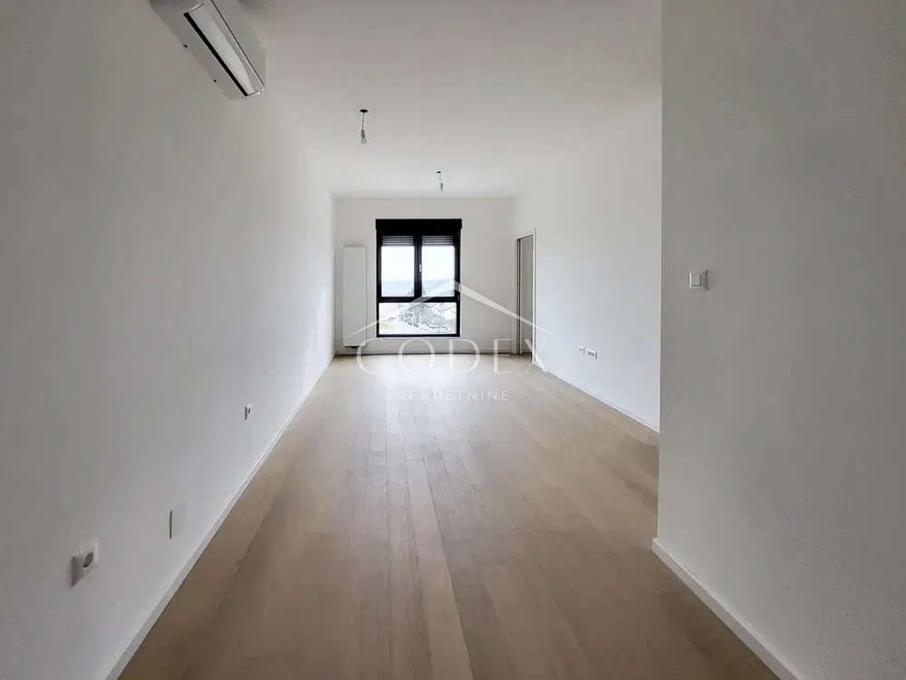 Obývací pokoj; dřevěná podlaha, přirozené světlo, po rekonstrukci