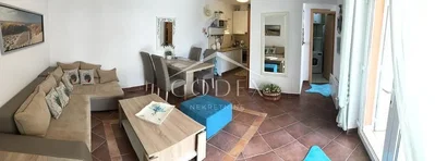 Salon; carrelage, lumière naturelle, style moderne