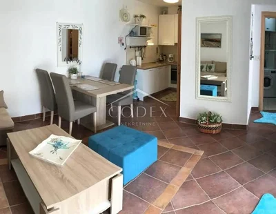 Salon; carrelage, lumière naturelle