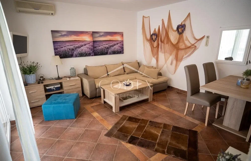 Salon; carrelage, style moderne