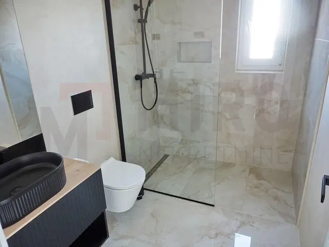 Kupaonica; pločice, renoviran, prirodna svjetlost