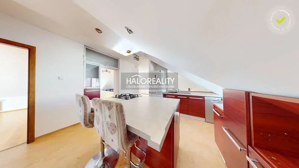 Kuhinja; kuhinjski aparati, drveni pod, prirodno svjetlo, moderni stil