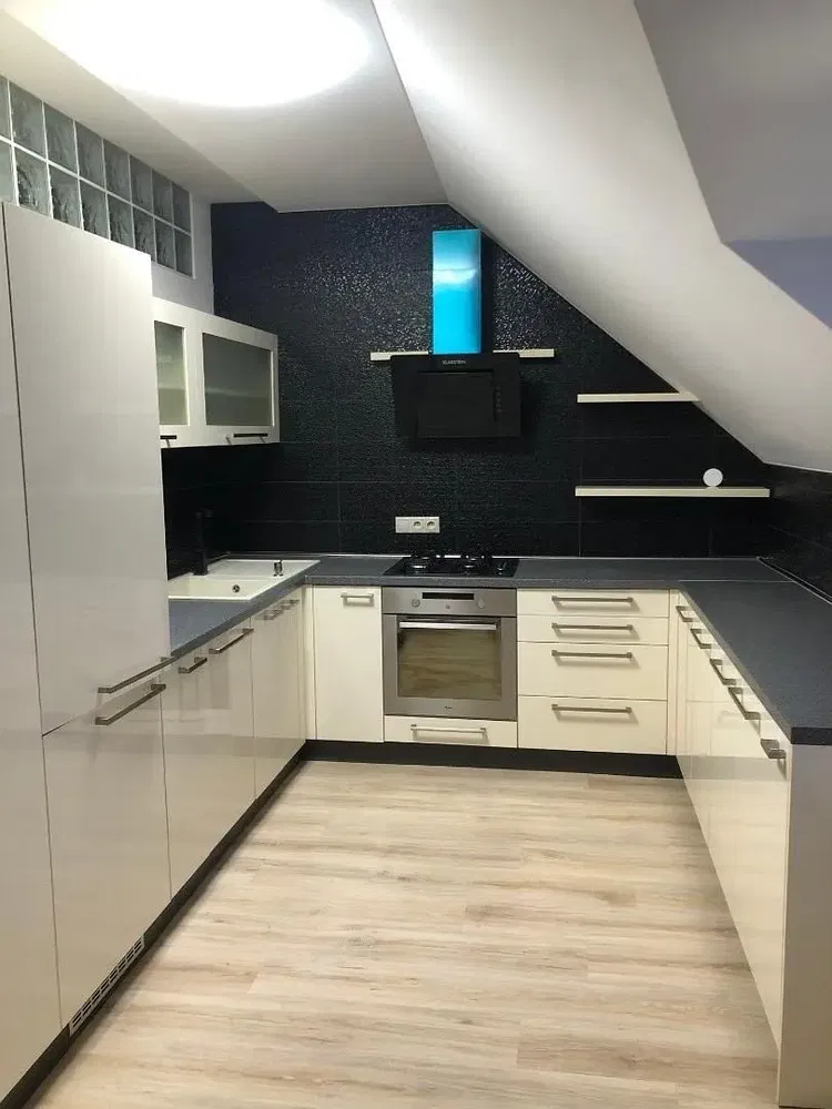Küche; küchengeräte, fliesenboden, renoviert, tageslicht, moderner stil