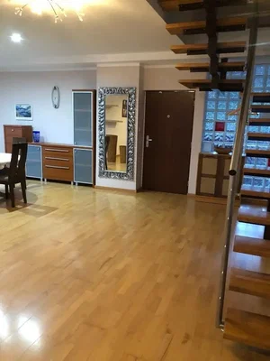Wohnzimmer; holzboden, tageslicht