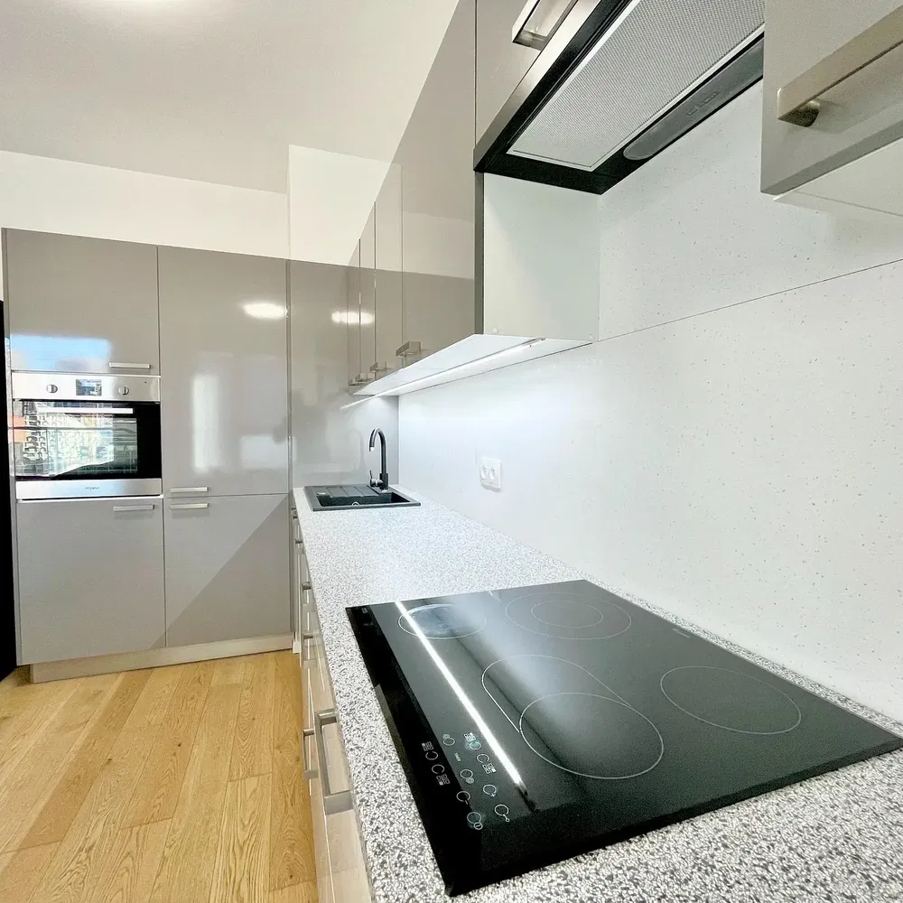 Küche; küchengeräte, tageslicht, moderner stil, holzboden, renoviert