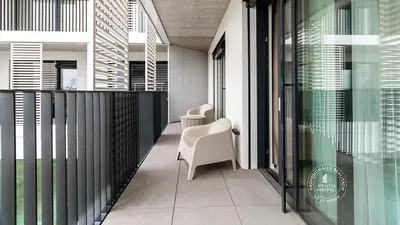 Balkon; fliesenboden, tageslicht