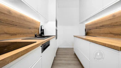 Küche; küchengeräte, renoviert, holzboden, tageslicht, moderner stil